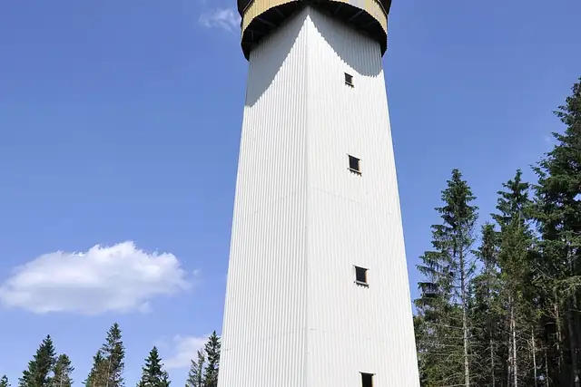 Thüringer Warte – Aussichtsturm, 14 km von Saalfeld