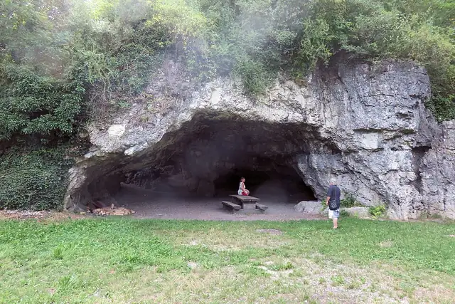 Kesslerloch (Eingang Süd) – Höhle, 7 km von Schaffhausen