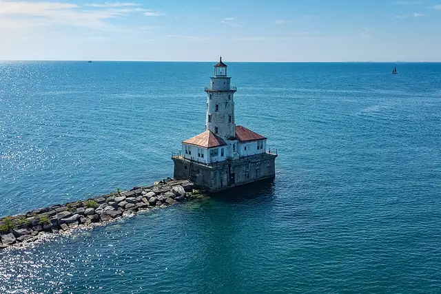 Chicago Harbor Lighthouse – Lighthouse, 7 km from Chicago