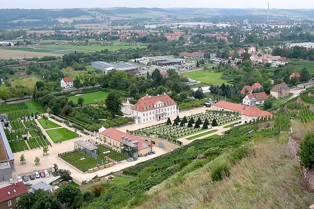 Schloss Wackerbarth – Burg oder Schloss, 11 km von Dresden
