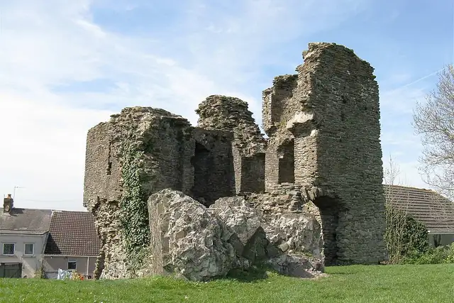 Loughor Castle – Castle, near Gorseinon