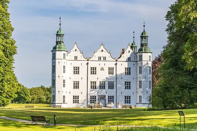 Schloss Ahrensburg – Burg oder Schloss, 22 km von Hamburg