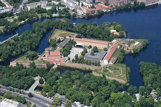 Zitadelle Spandau – Burg oder Schloss, 14 km von Berlin